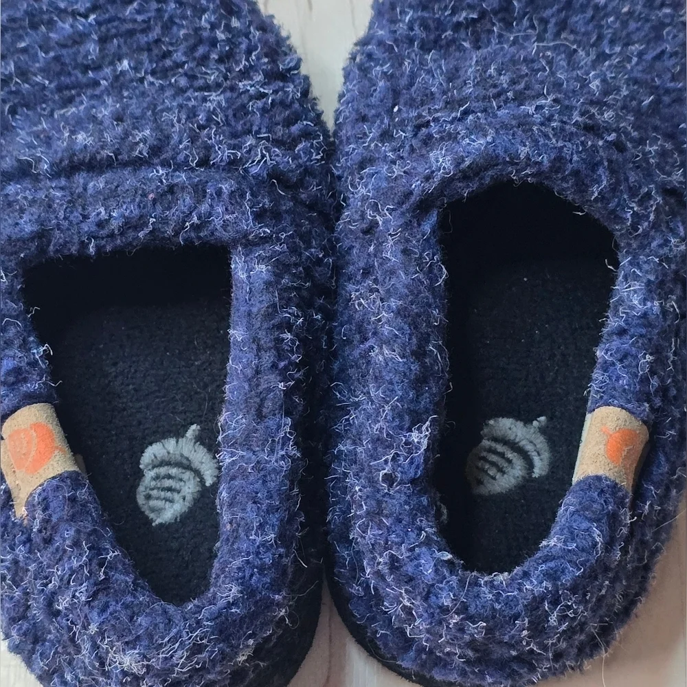 Acorn Slippers Size 8/9